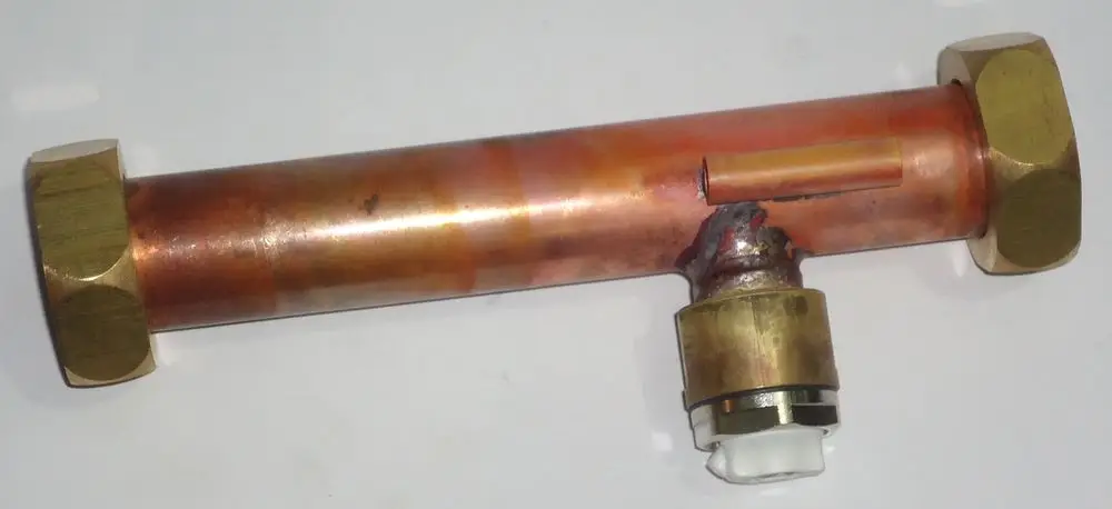 Kupfer-Wasserrohr mit zwei Anschlussgewinden und einem Ventil, geeignet für Heizsysteme, möglicherweise für Daikin Altherma Modelle.